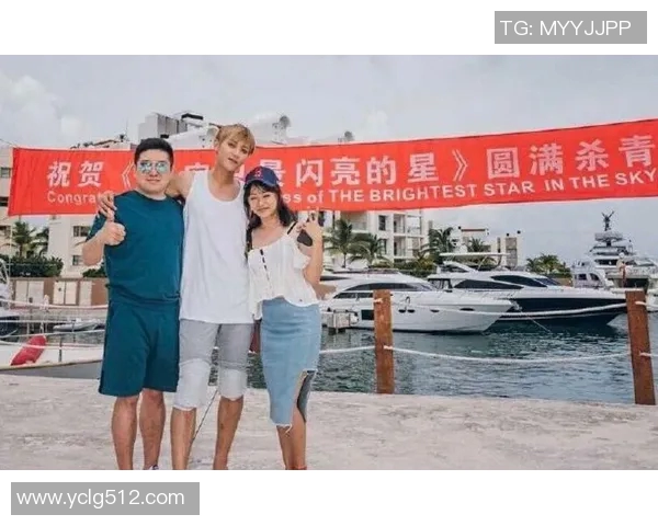 足球明星与女粉丝亲密合影展现温馨瞬间引发热议 足球明星与女粉丝亲密合影展现温馨瞬间引发热议